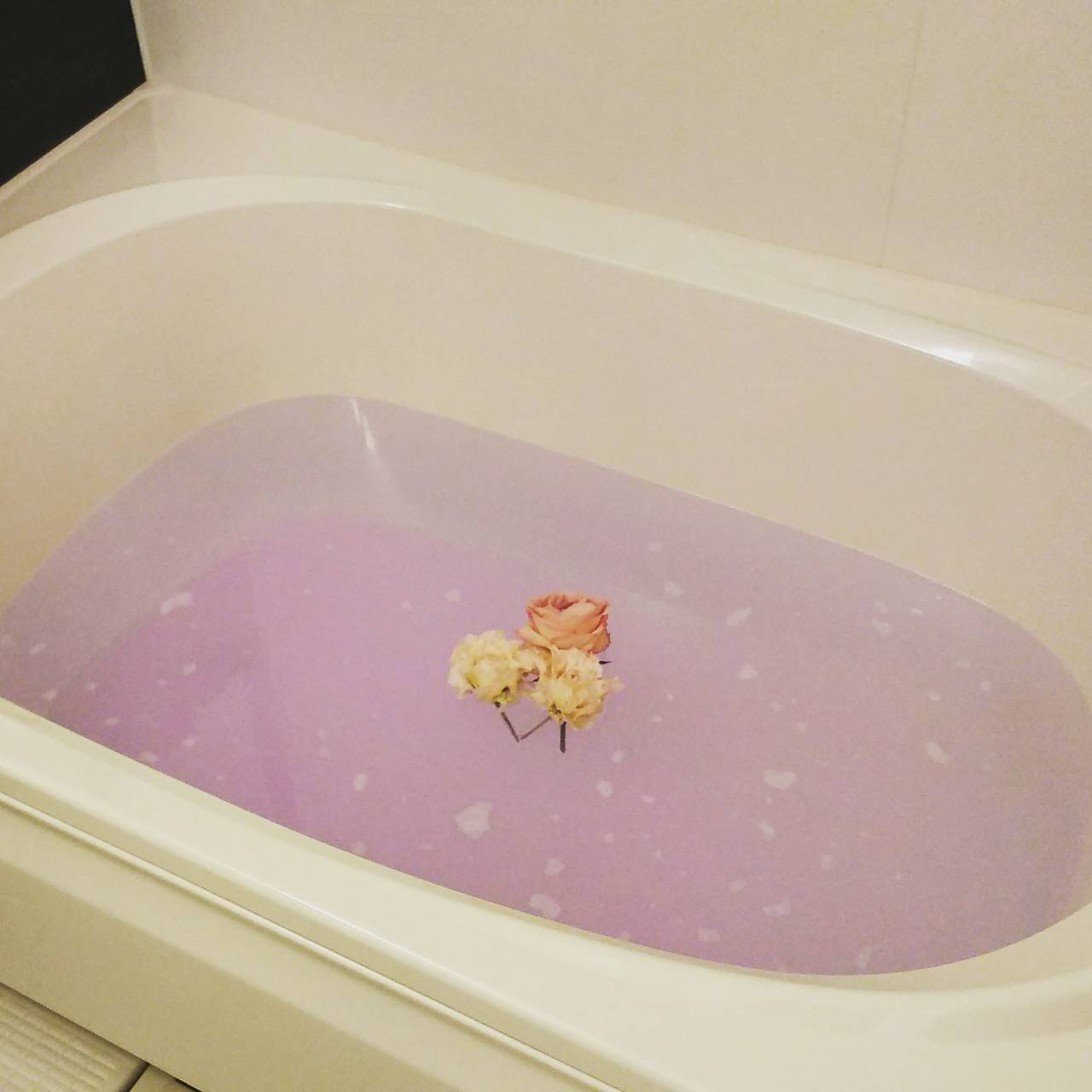 ピンクの湯が張られた白い浴槽