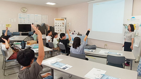 会社見学の小学生たち